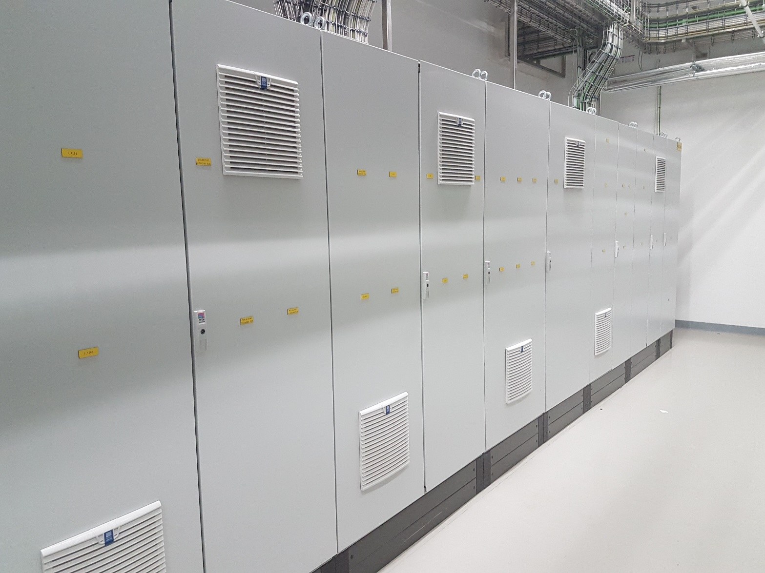 Kompleks szaf sterowniczych wykonanych w ramach realizacji ProAutomation