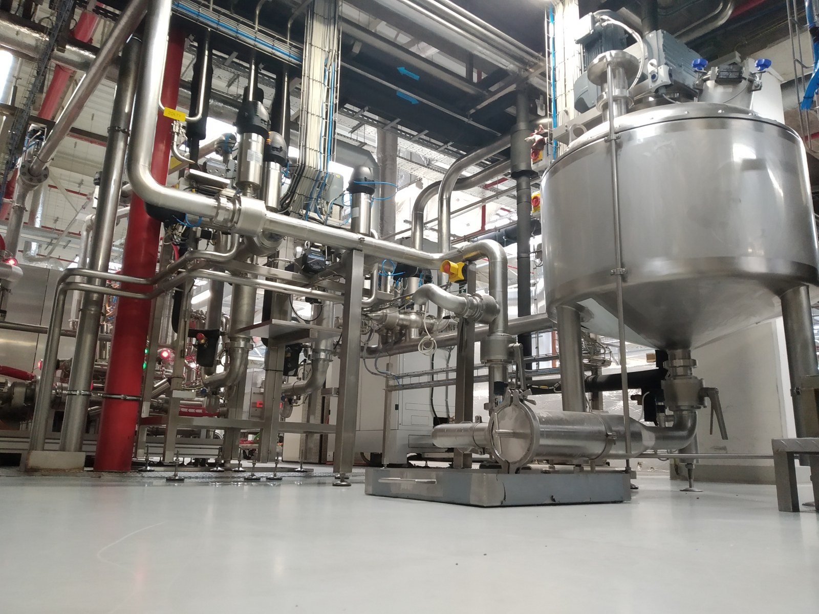 Instalacja przemysłowa ze zbiornikiem, rurociągami i aparaturą sterującą